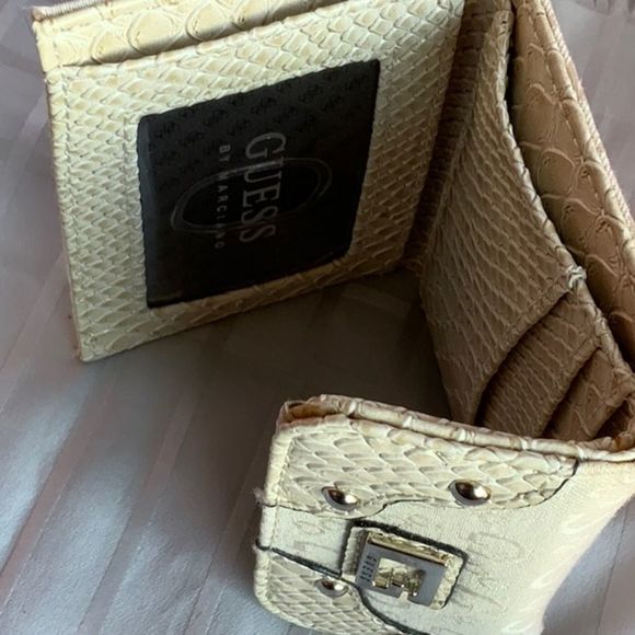 Y2K Guess wallet - Picture 8 of 9